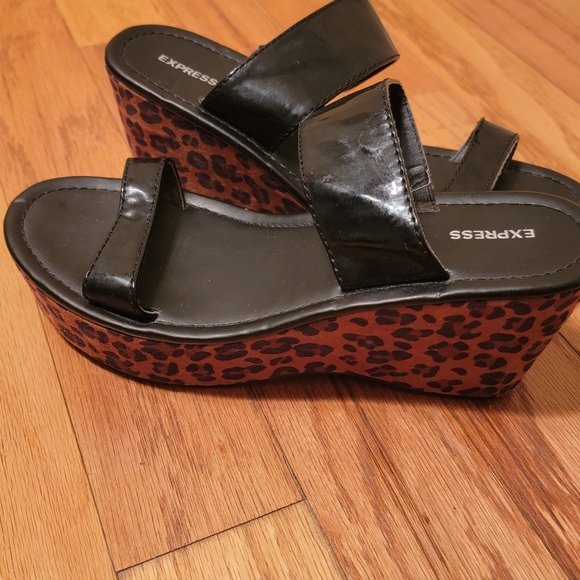 Express patent strap with leopard print wedge sandals - Picture 2 of 5